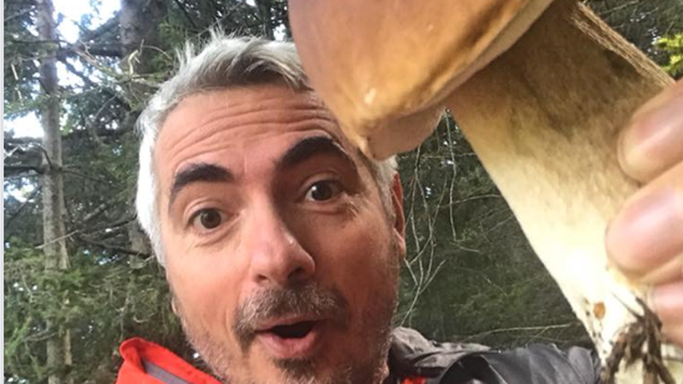 Daniele Caverzasio mostra un porcino