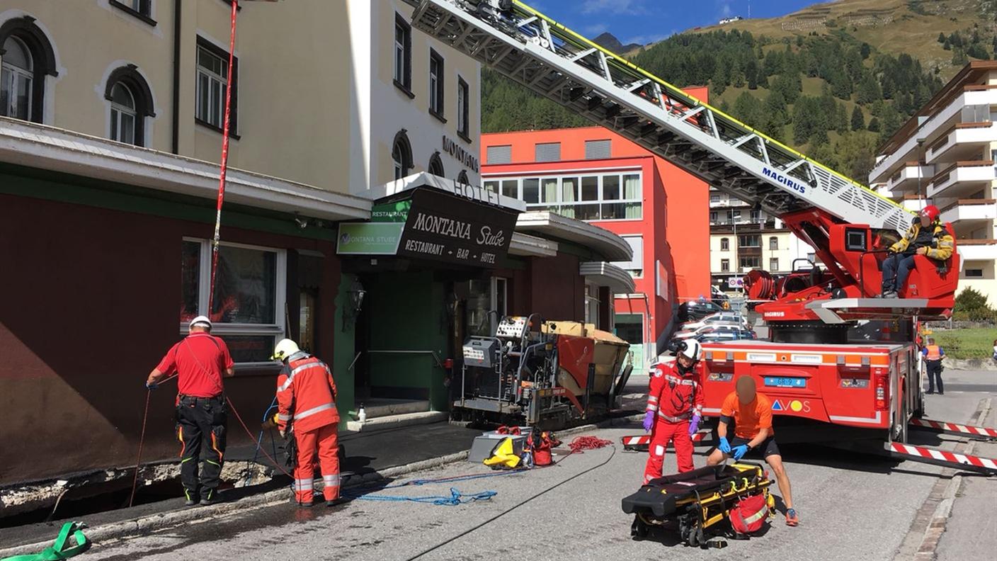 L'intervento dei soccorritori per salvare l'operaio finito nel buco con il suo macchinario