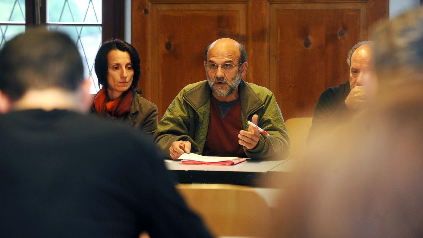 L'ex sindaco di Roveredo Giovanni Gobbi, al centro nella foto