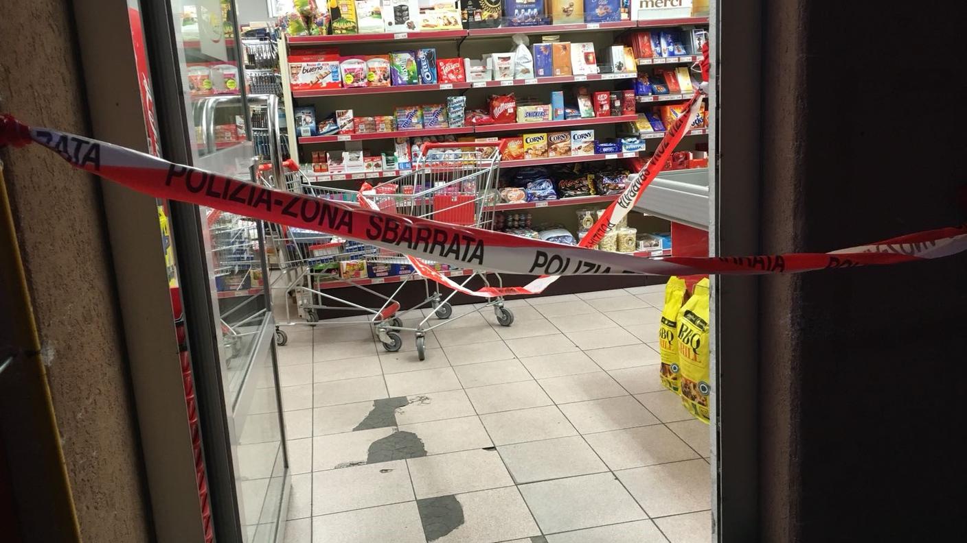 L'ingresso del negozio di Maggia sbarrato venerdì dalla polizia cantonale