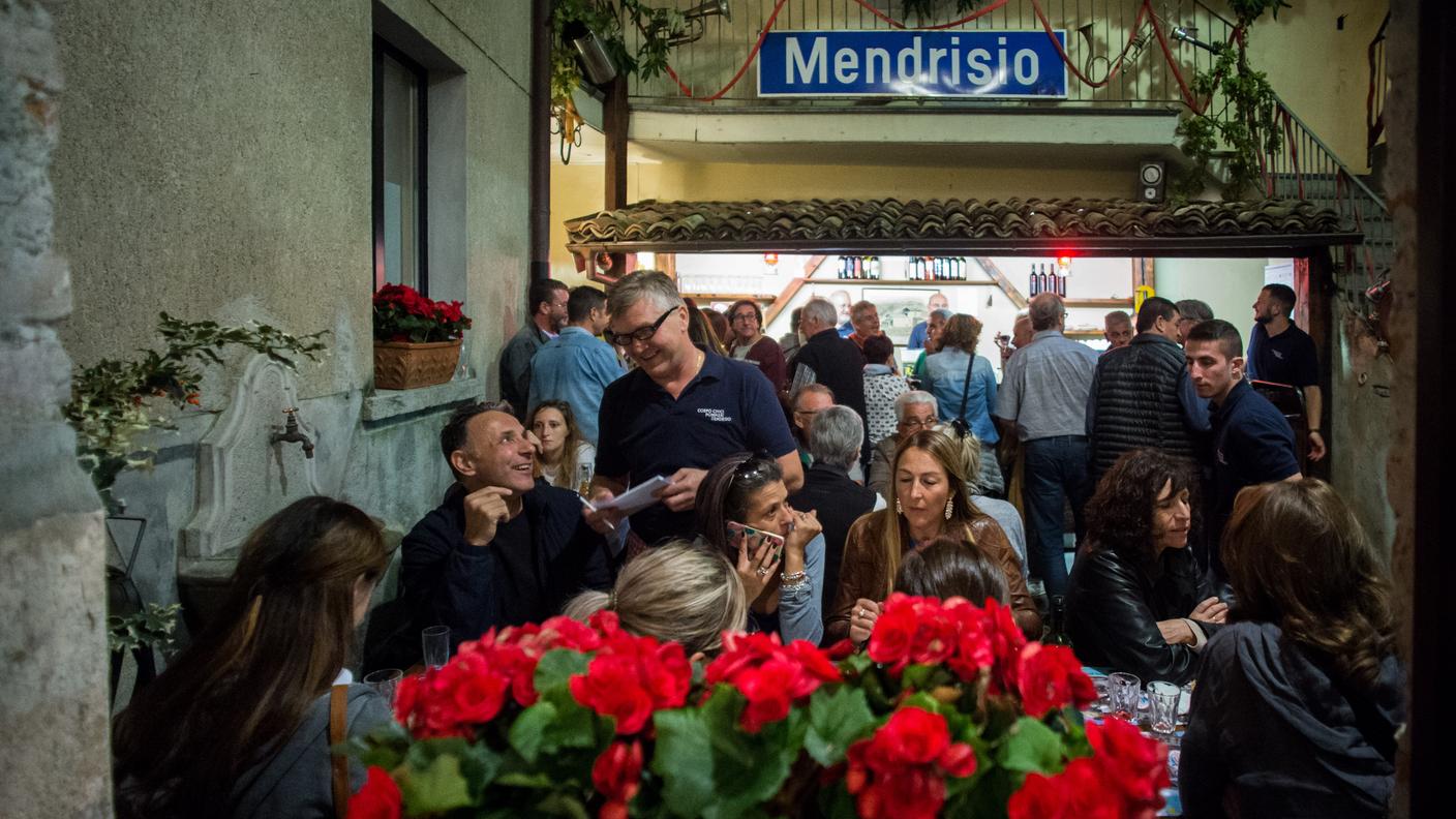 C'è chi festeggia, come in queasta foto. E chi mena....