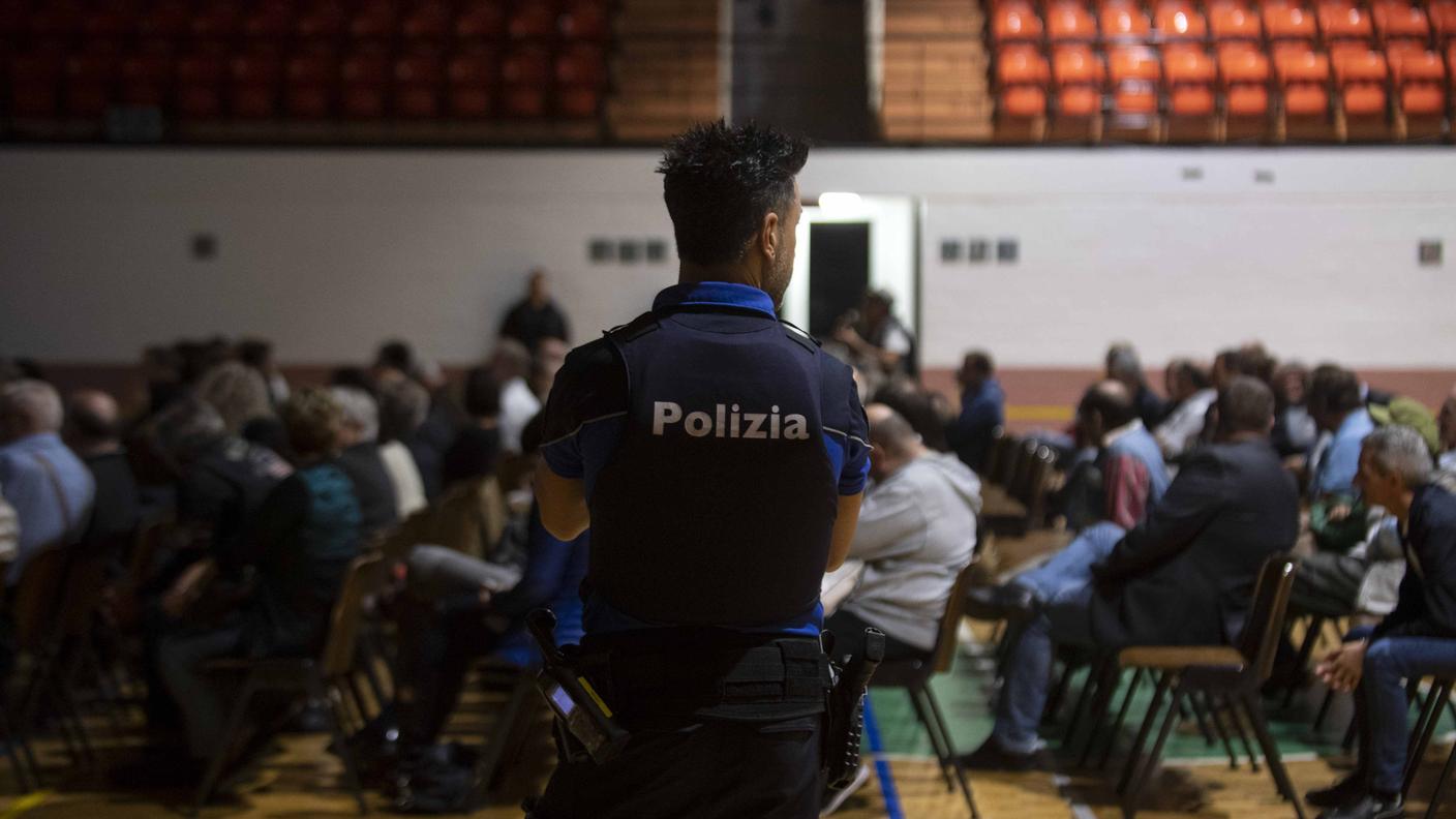 Un agente di polizia presente alla serata pubblica del 25 settembre scorso