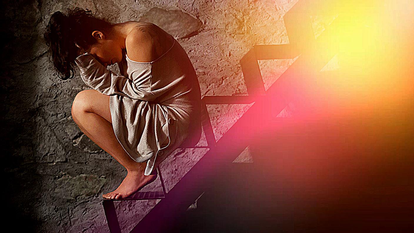 Le vittime sarebbero due ragazze (all’epoca 18enni) e una stagista