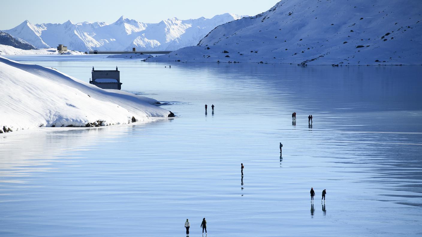Pattinaggio spontaneo sul Lago Bianco ghiacciato nel dicembre 2016