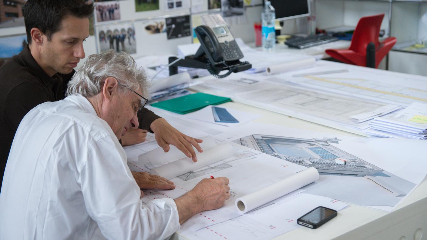 L'architetto Mario Botta durante la progettazione della nuova Valascia