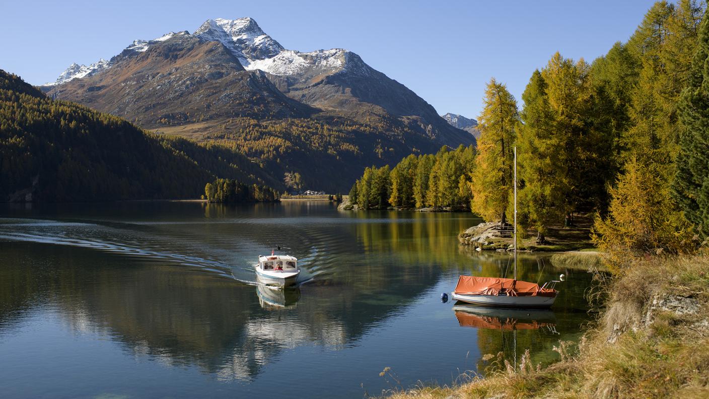 Sul lago di Sils c'è una sola imbarcazione a motore autorizzata a solcare le acque... tutte le altre sono a remi o a vela