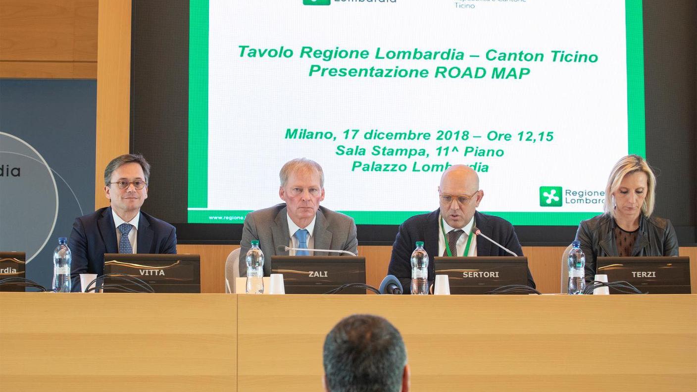Da sinistra a destra, i consiglieri di Stato Christian Vitta e Claudio Zali, insieme agli assessori regionali Massimo Sertori e Claudia Terzi, nella conferenza stampa di stamani a Milano