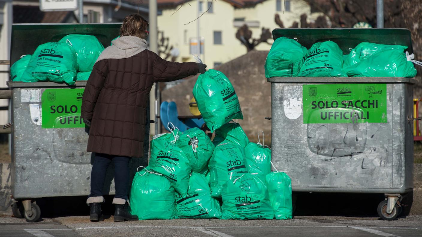 Cassonetti stracolmi a Stabio
