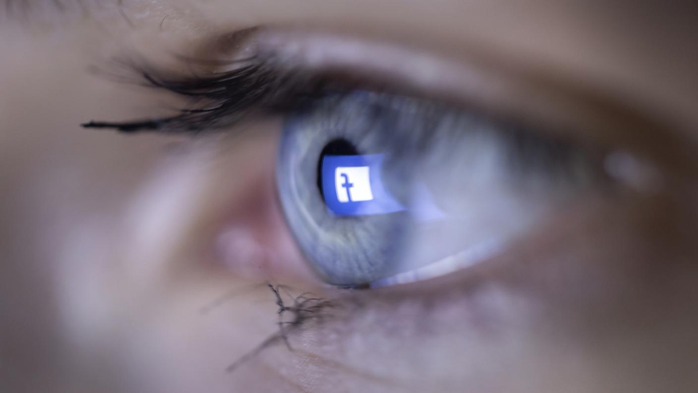 Si nascondeva dietro falsi profili, Facebook e Instagram
