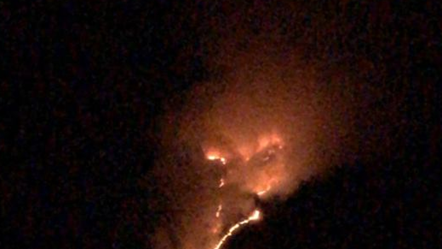 Intervento in forze dei pompieri italiani per circoscrivere le fiamme