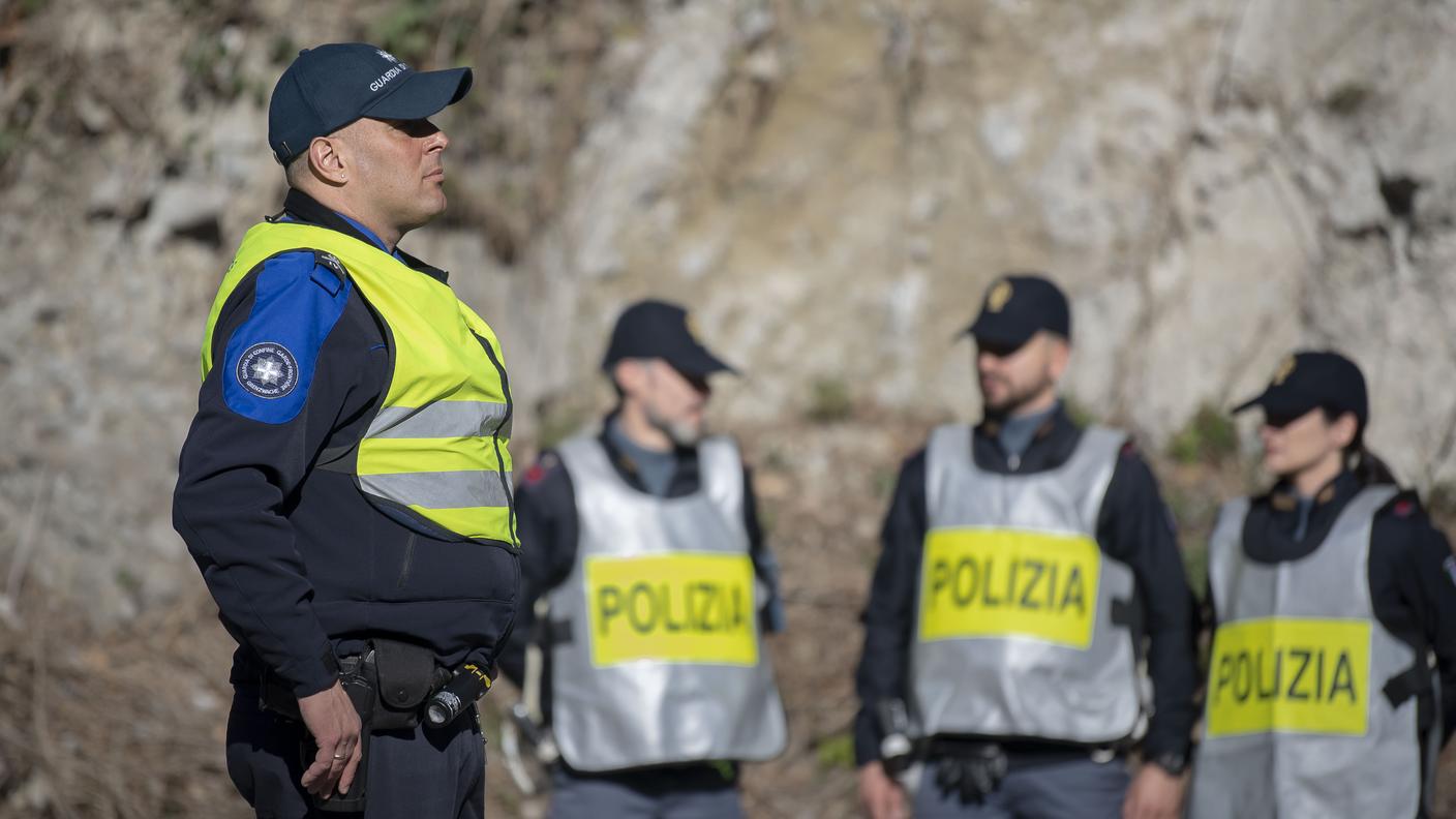 Agenti italiani in osservazione del lavoro dei colleghi svizzeri