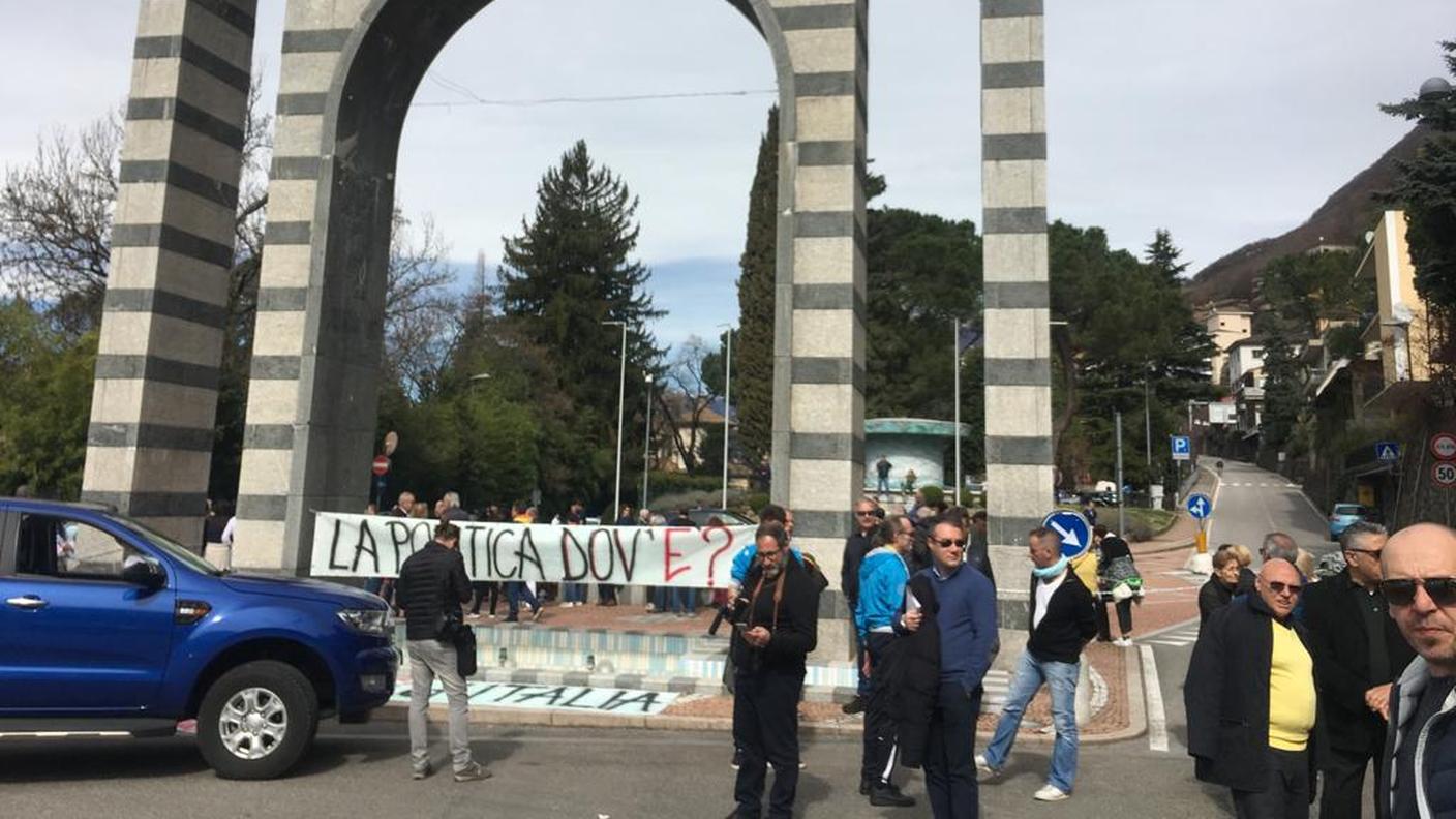 Traffico bloccato all'entrata del paese