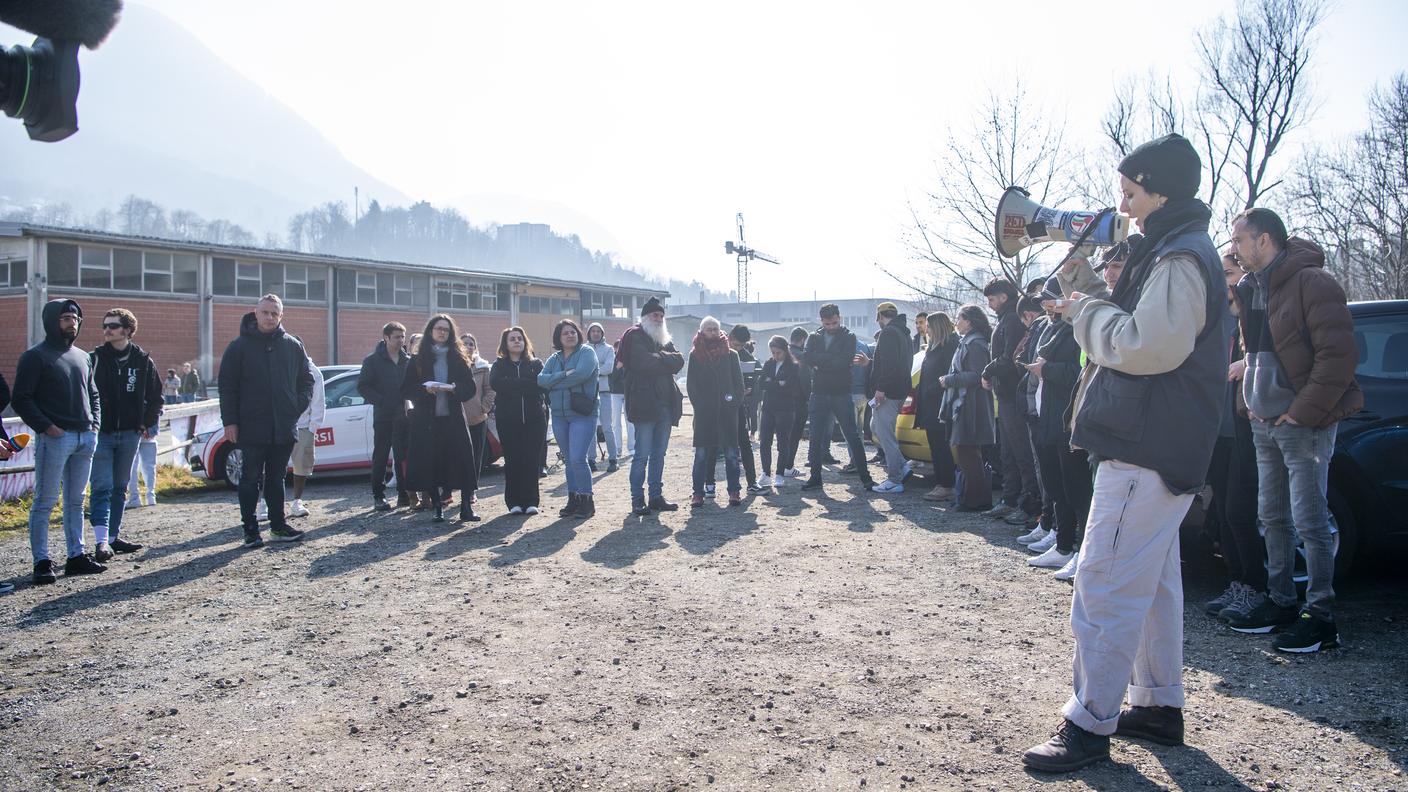 Una trentina di persone ha partecipato al presidio di solidarietà a Cadro