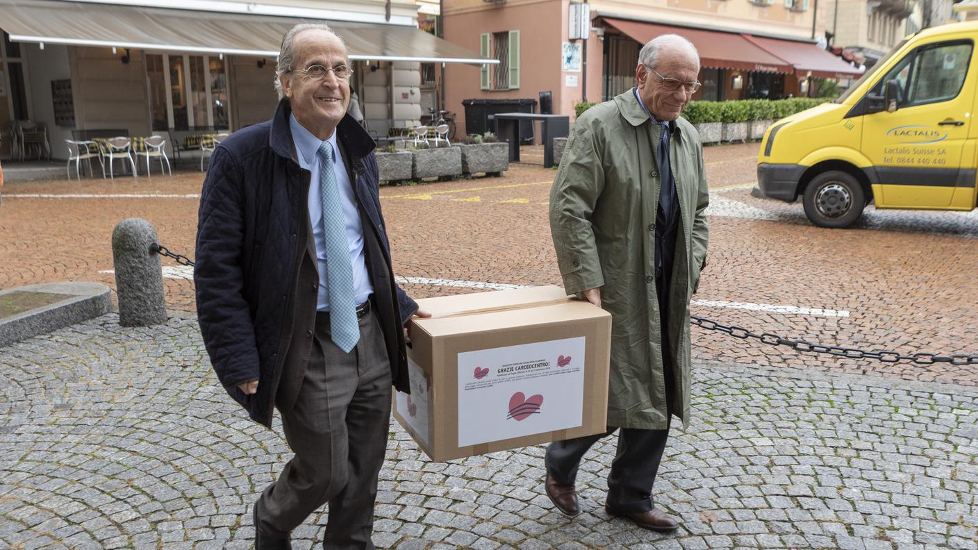 Moccetti e Bobbià mentre consegnano le firme raccolte dall'iniziativa "Grazie Cardiocentro"