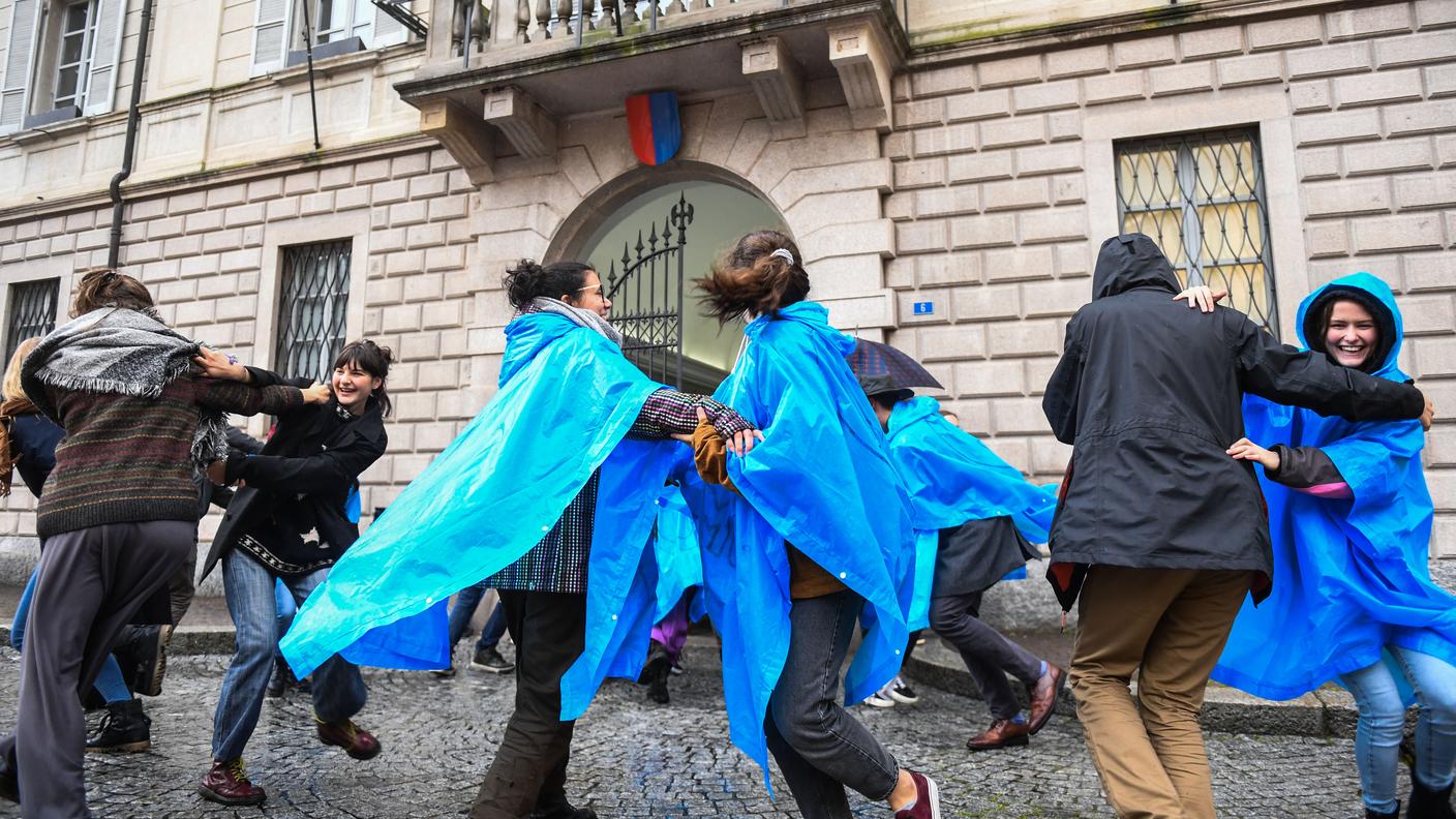 Un ultimo ballo all'entrata del palazzo del Governo