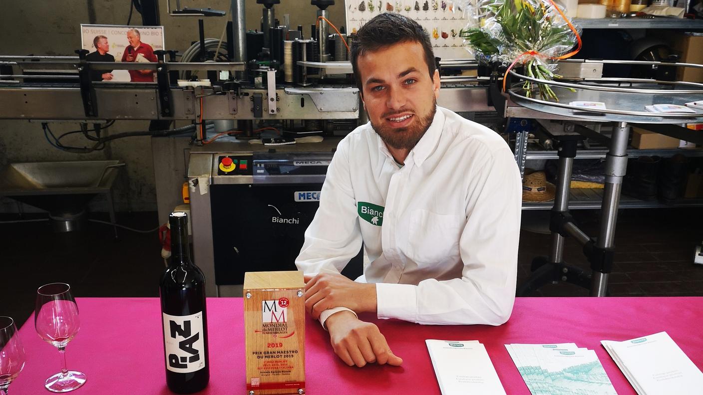 Gabriele Bianchi in posa con il vino con cui ha vinto i due premi