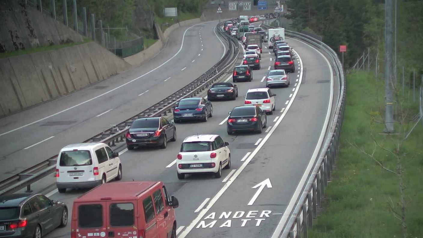 I veicoli in colonna prima del portale urano del tunnel del San Gottardo giovedì