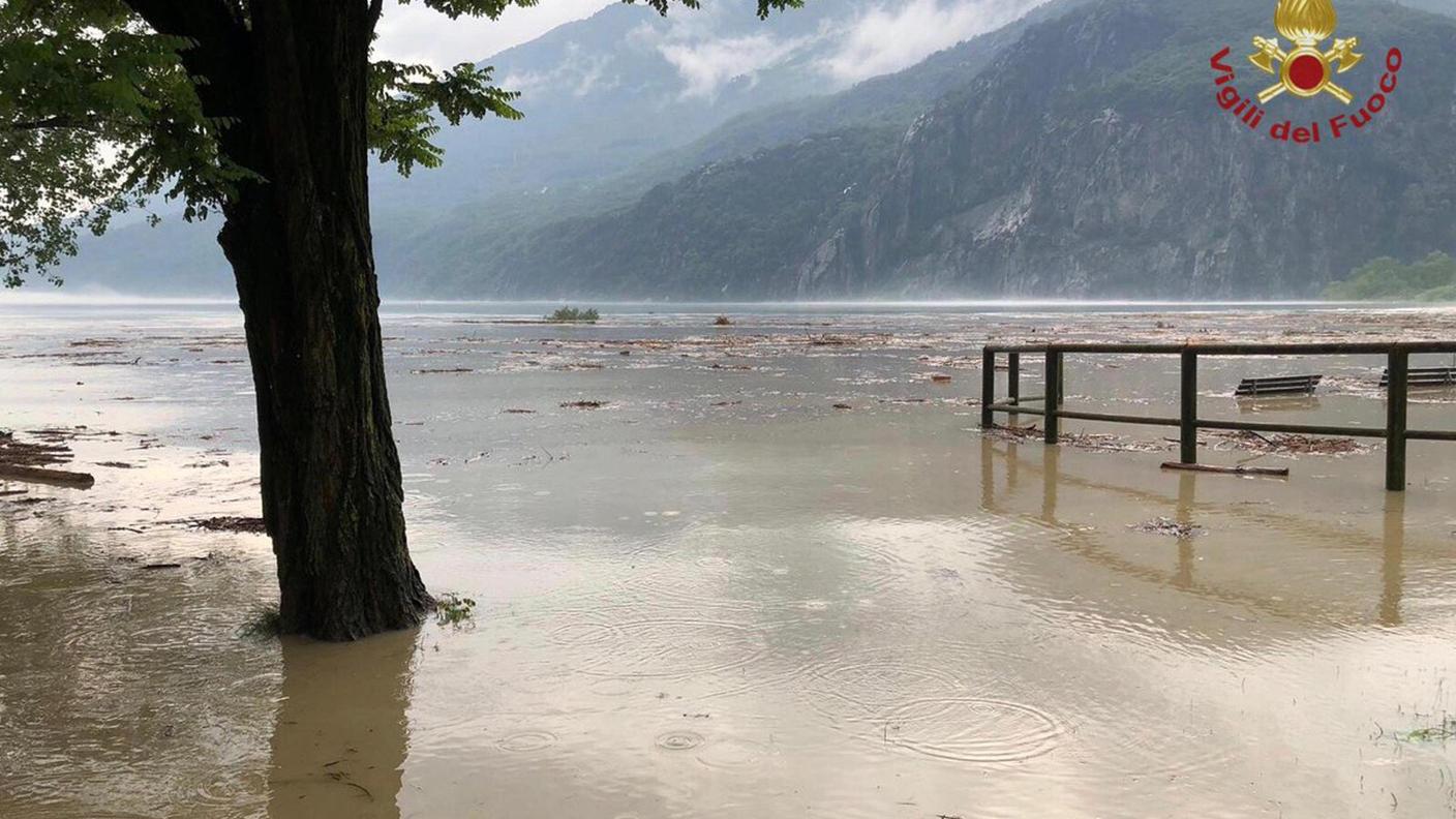 Il Lario esondato nella zona di Lecco