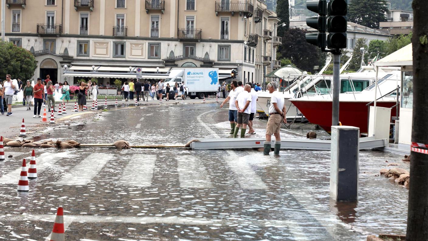 Le rive del Lario ancora allagate a Como