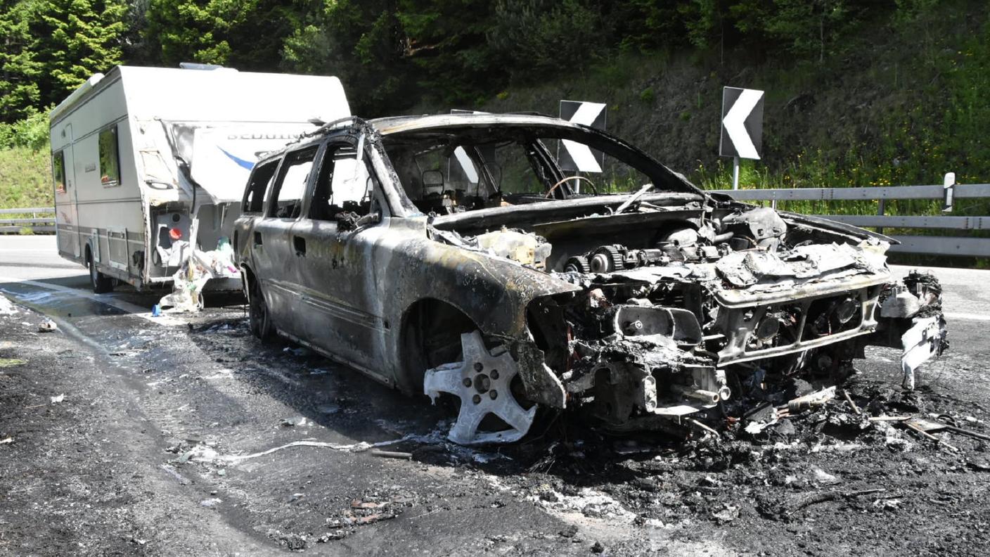 L'automobile con roulotte incendiatasi sulle rampe del San Bernardino venerdì mattina