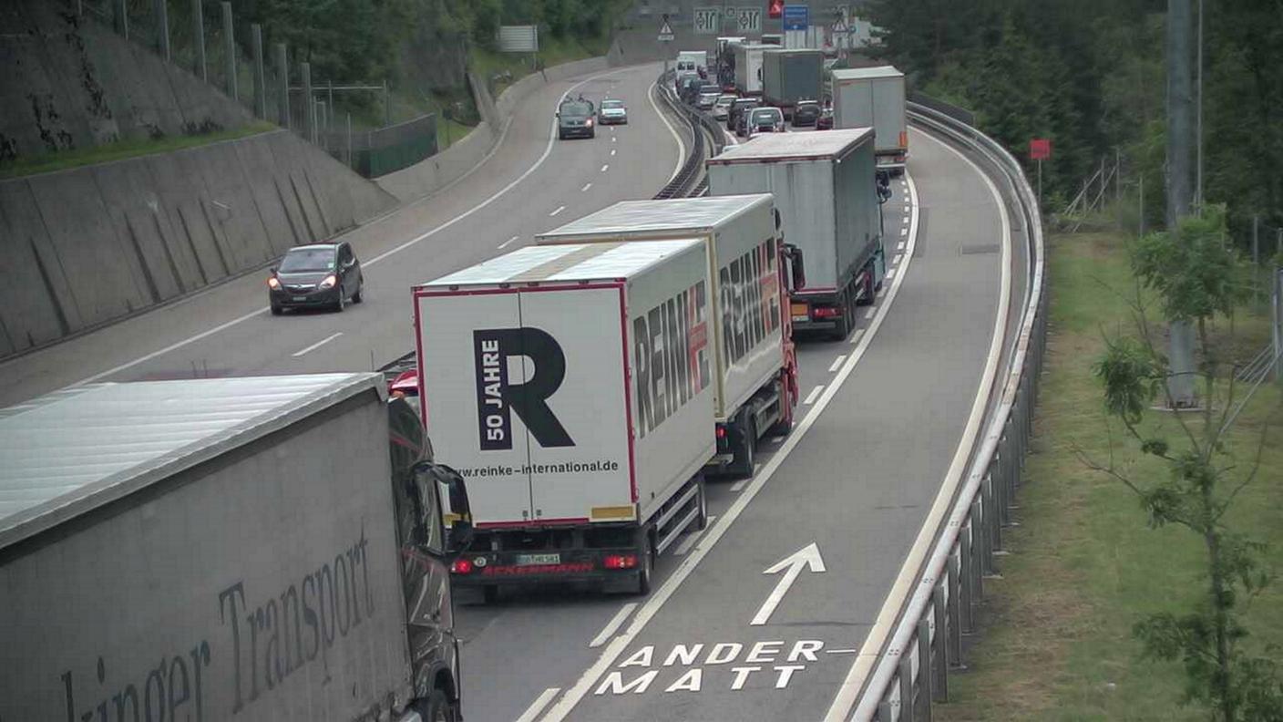 Auto e autotreni in coda prima del portale urano del San Gottardo, venerdì pomeriggio