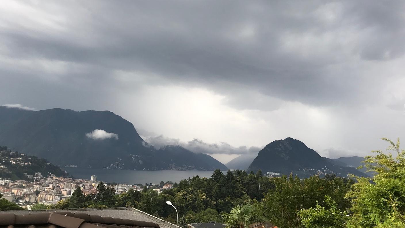 Nuvoloni carichi di pioggia sopra Lugano e il San Salvatore sabato mattina