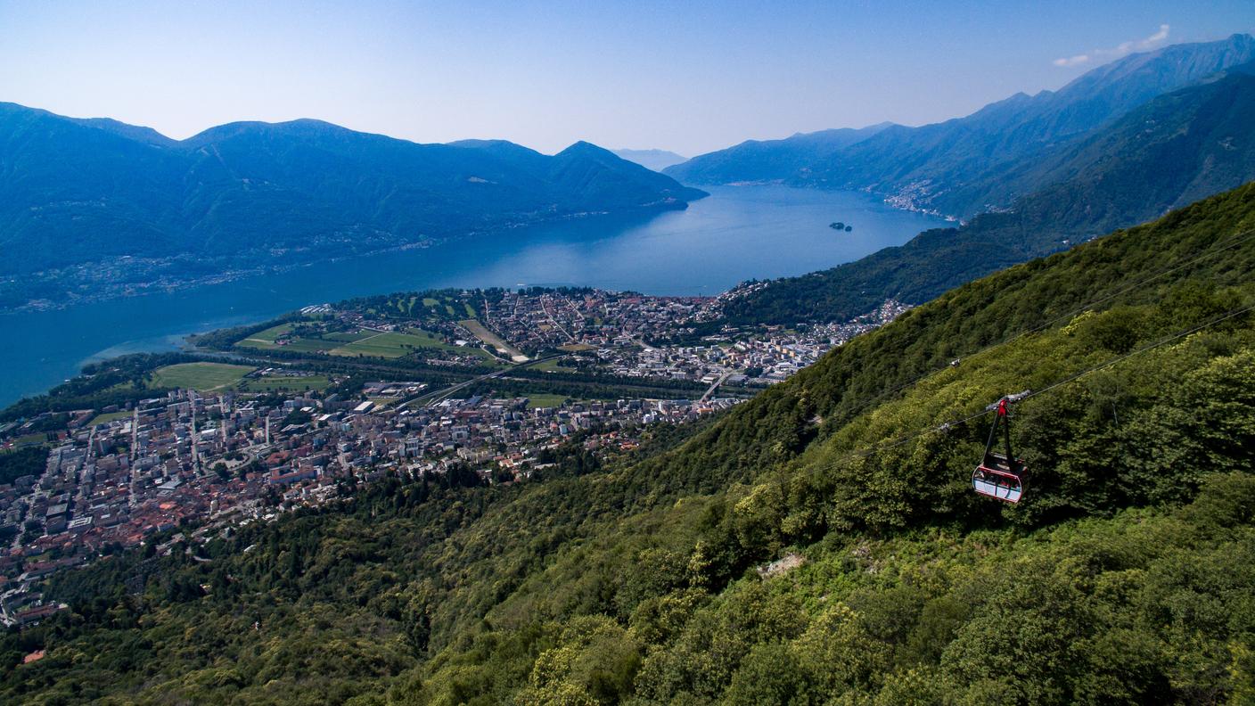 Una veduta di Locarno, Ascona e Verbano da Cimetta