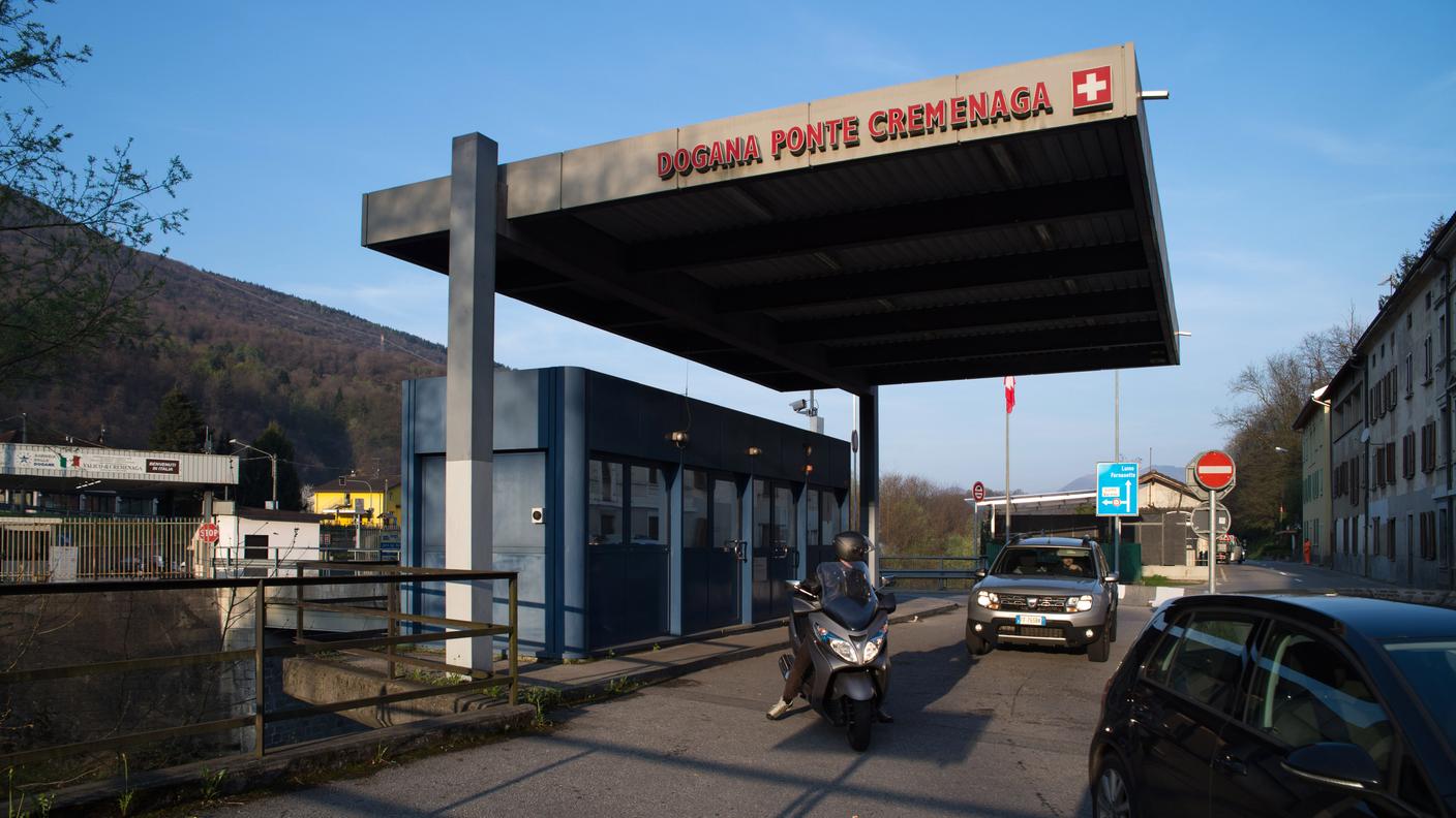 I malviventi sarebbero riparati in Italia superando il confine Ponte Cremenaga