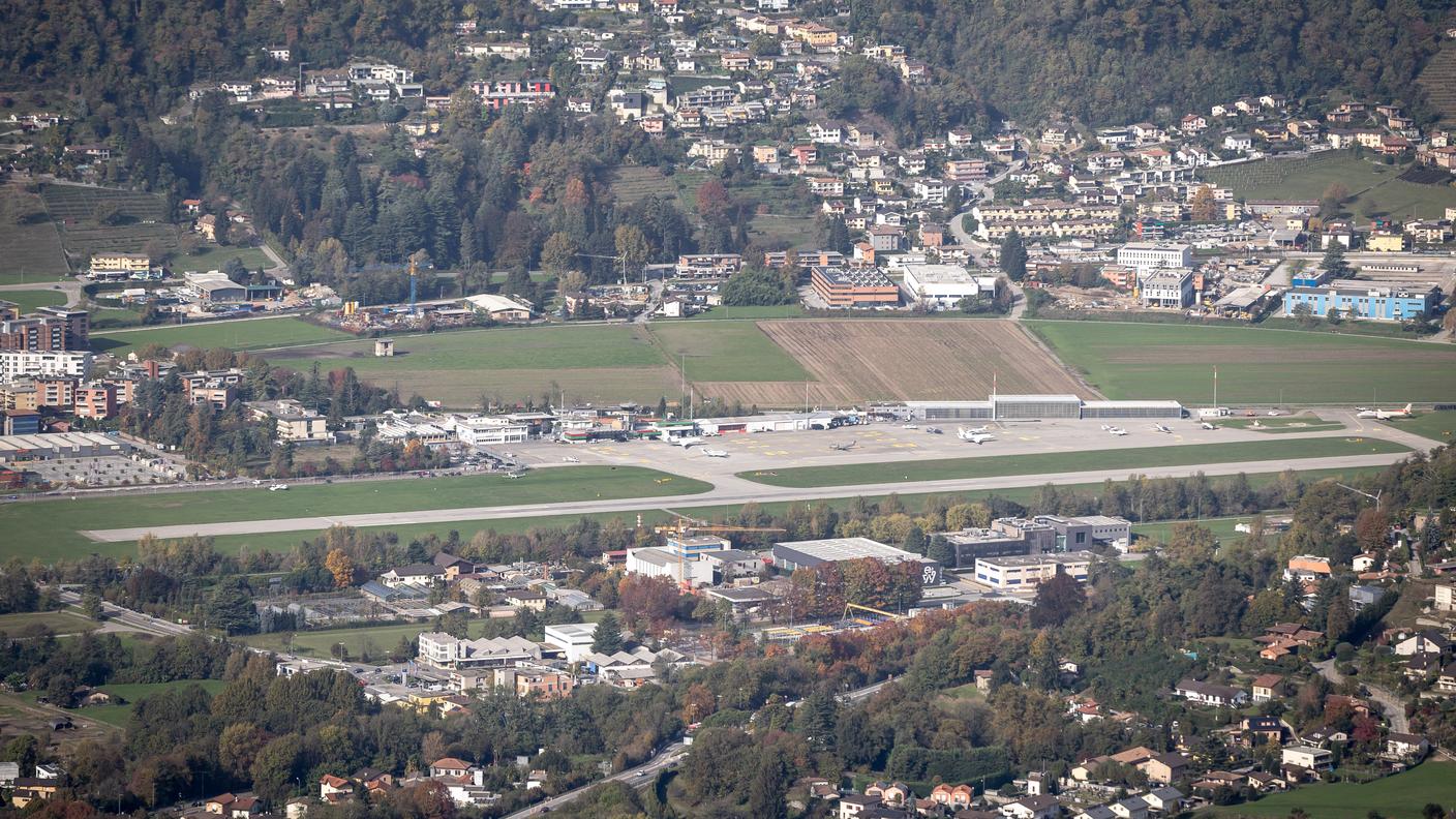 Un'immagine panoramica della piana e dell'aeroporto di Agno