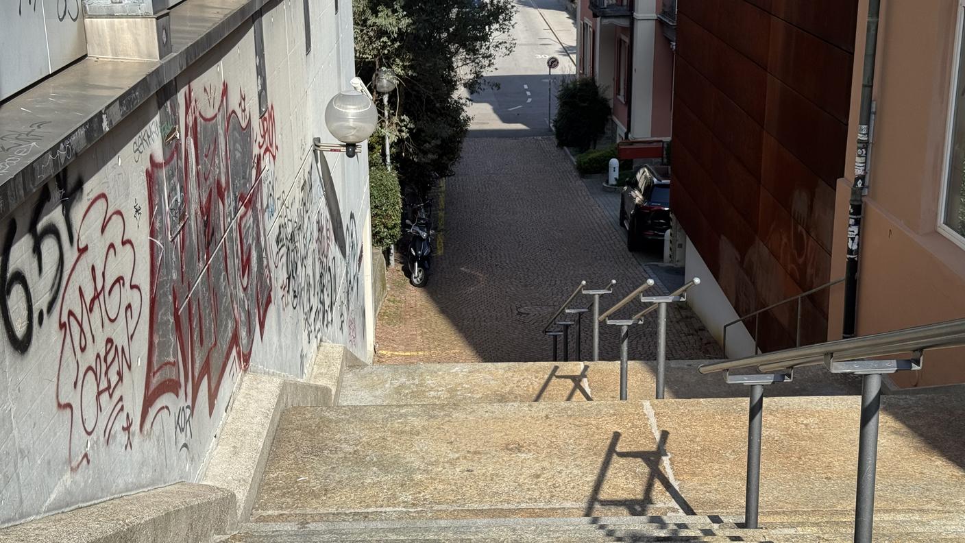 La scalinata dove è avvenuta la lite notturna
