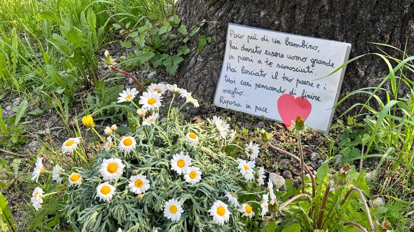 Un biglietto lasciato nel luogo in cui è stato trovato morto il giovane