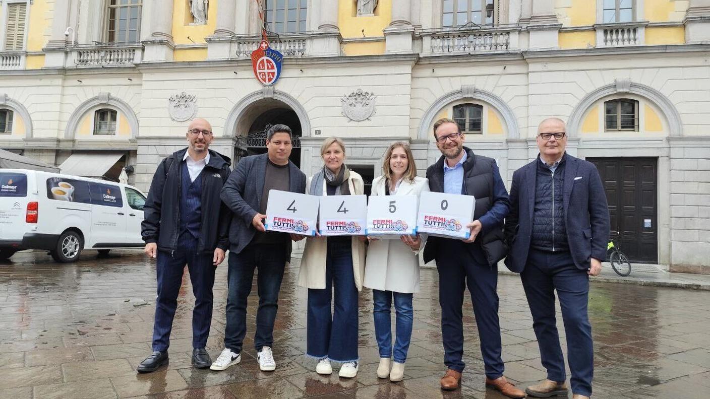 Le firme necessarie per il referendum contro le ulteriori zone 30 a Lugano sono state consegnate in Municipio