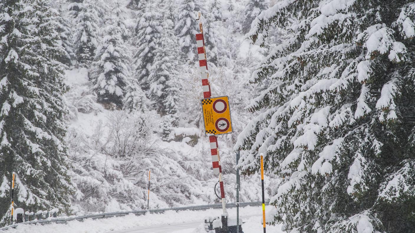 La strada del Lucomagno ancora aperta ma innevata
