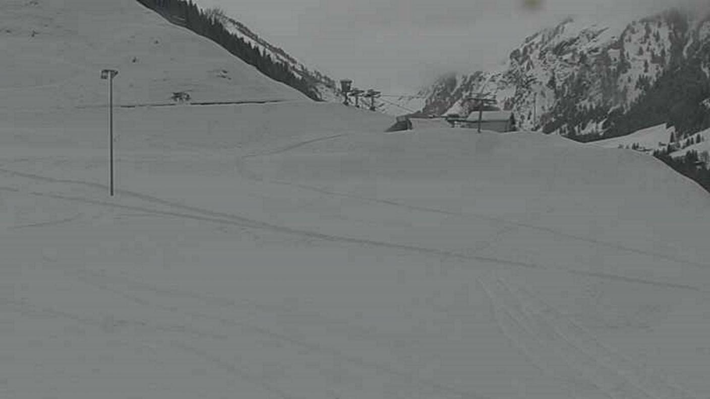 Un'immagine di Campo Blenio totalmente innevata venerdì mattina