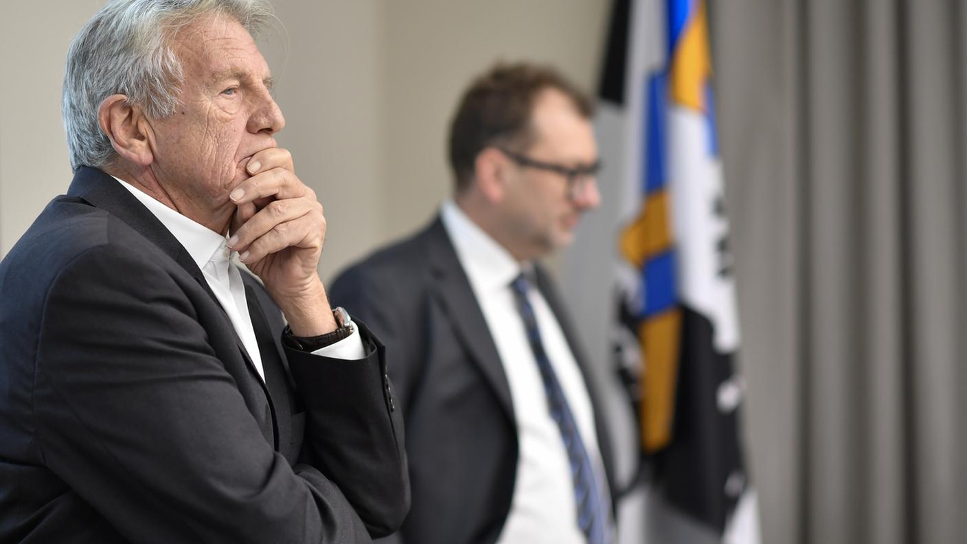 L'autore del rapporto, in primo piano, e il consigliere di Stato Peter Peyer