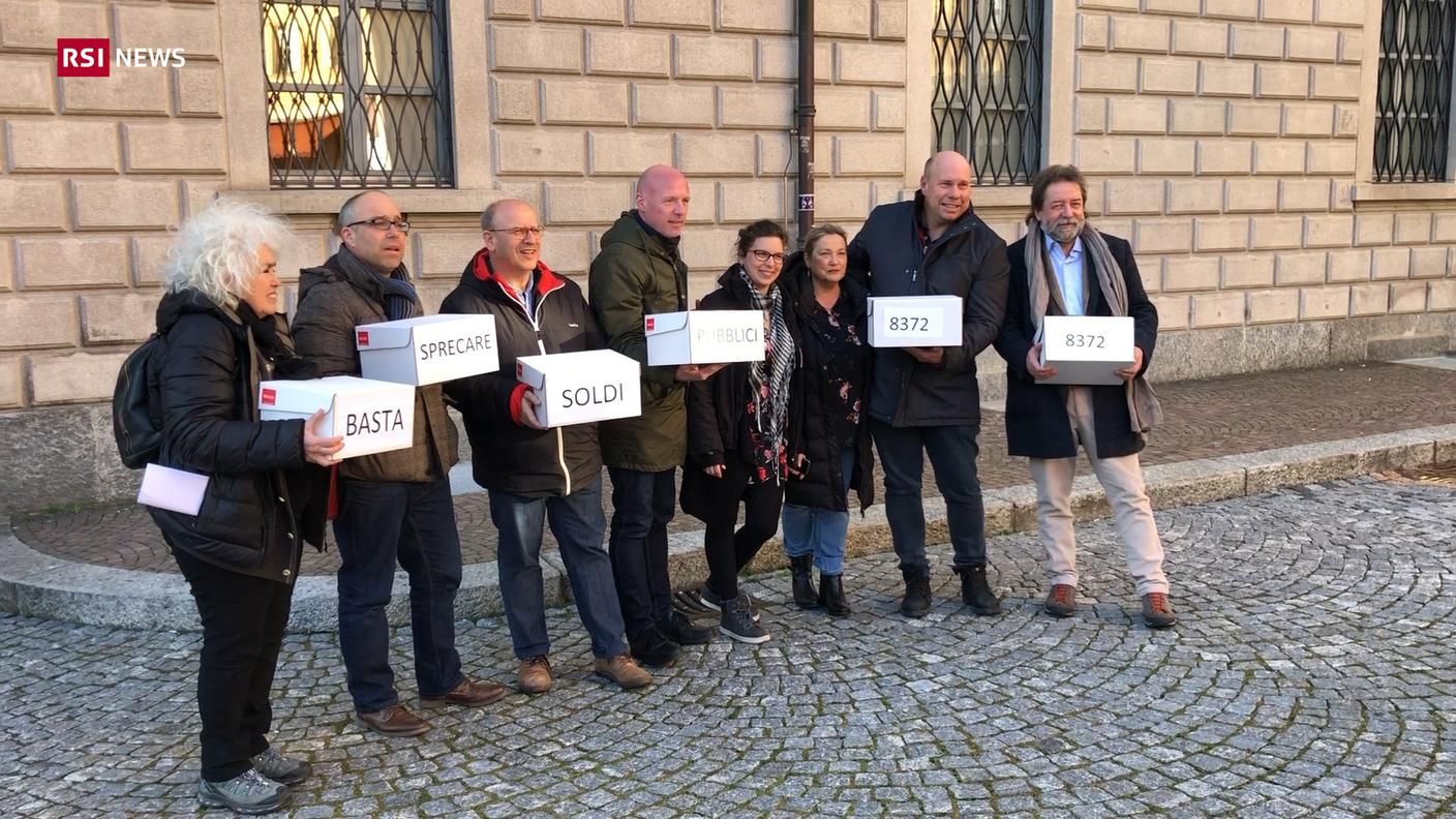 La consegna delle firme contro la partecipazione nello scalo, la settimana scorsa