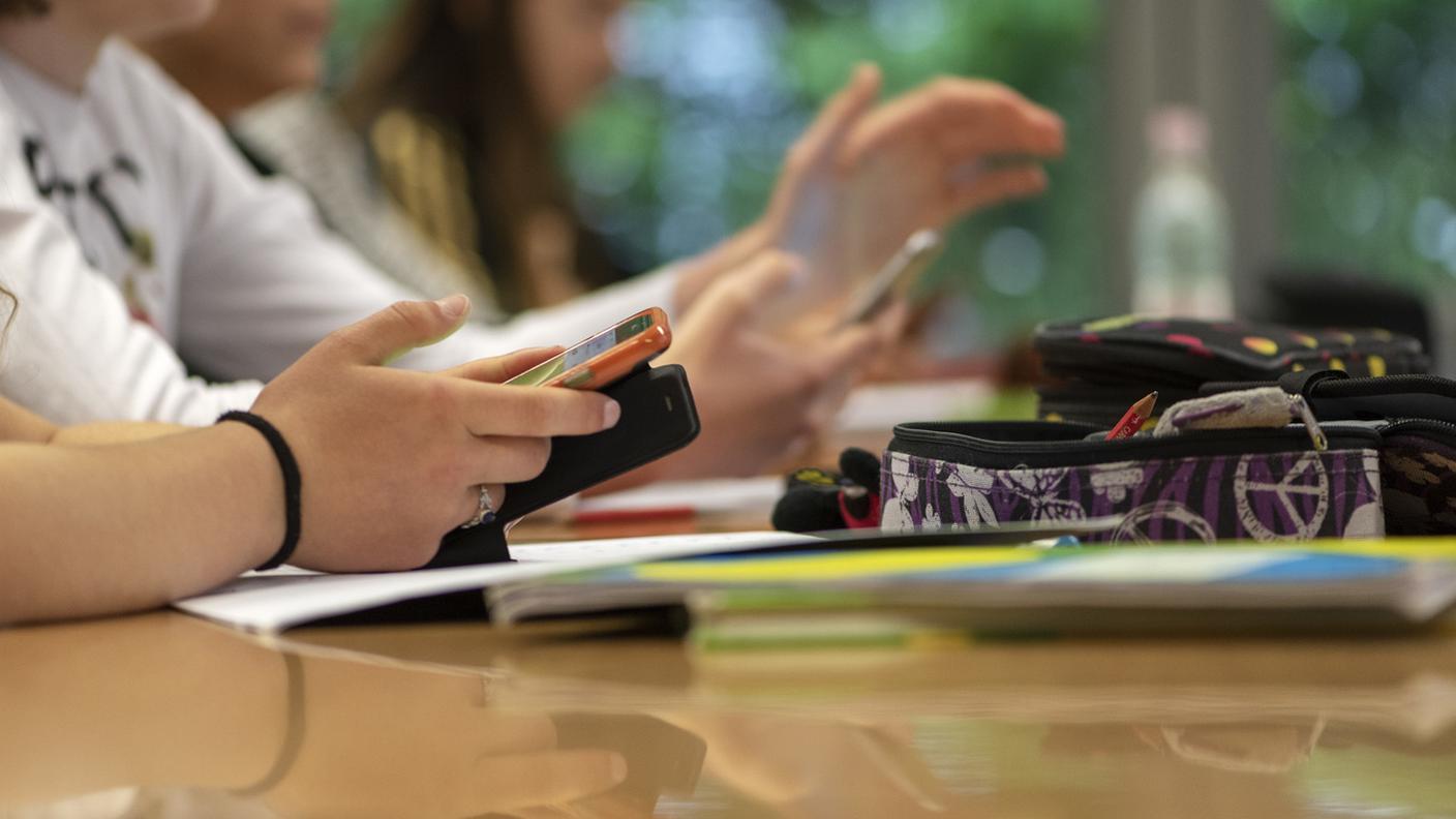 Telefonini a scuola: tra divieti e educazione