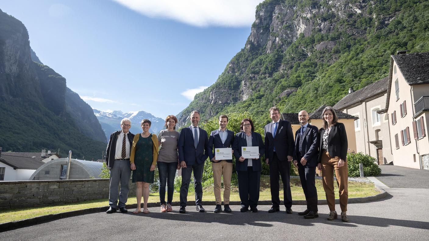 La consegna del premio alla presenza del consigliere federale Albert Rösti