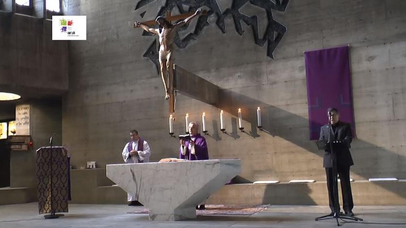 Il vescovo all'altare. In chiesa nessuno. La messa si segue su YouTube