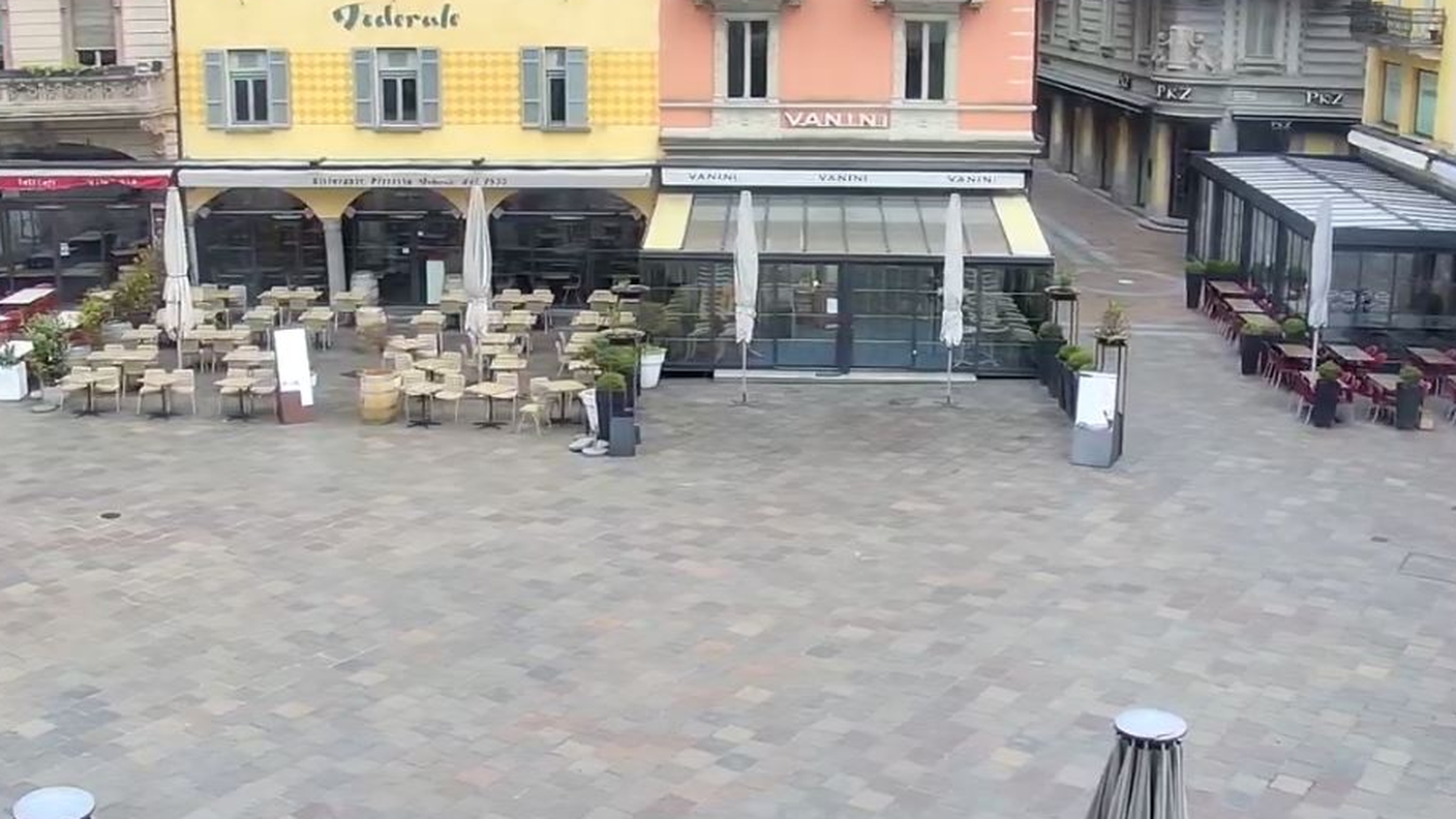 Piazza della Riforma a Lugano deserta nella prima domenica con tutti gli esercizi pubblici chiusi in Ticino