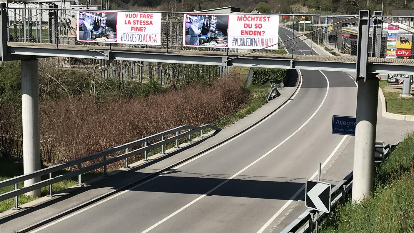 I due striscioni giganti posati ad Avegno, all’imbocco della strada che porta in Valle Maggia