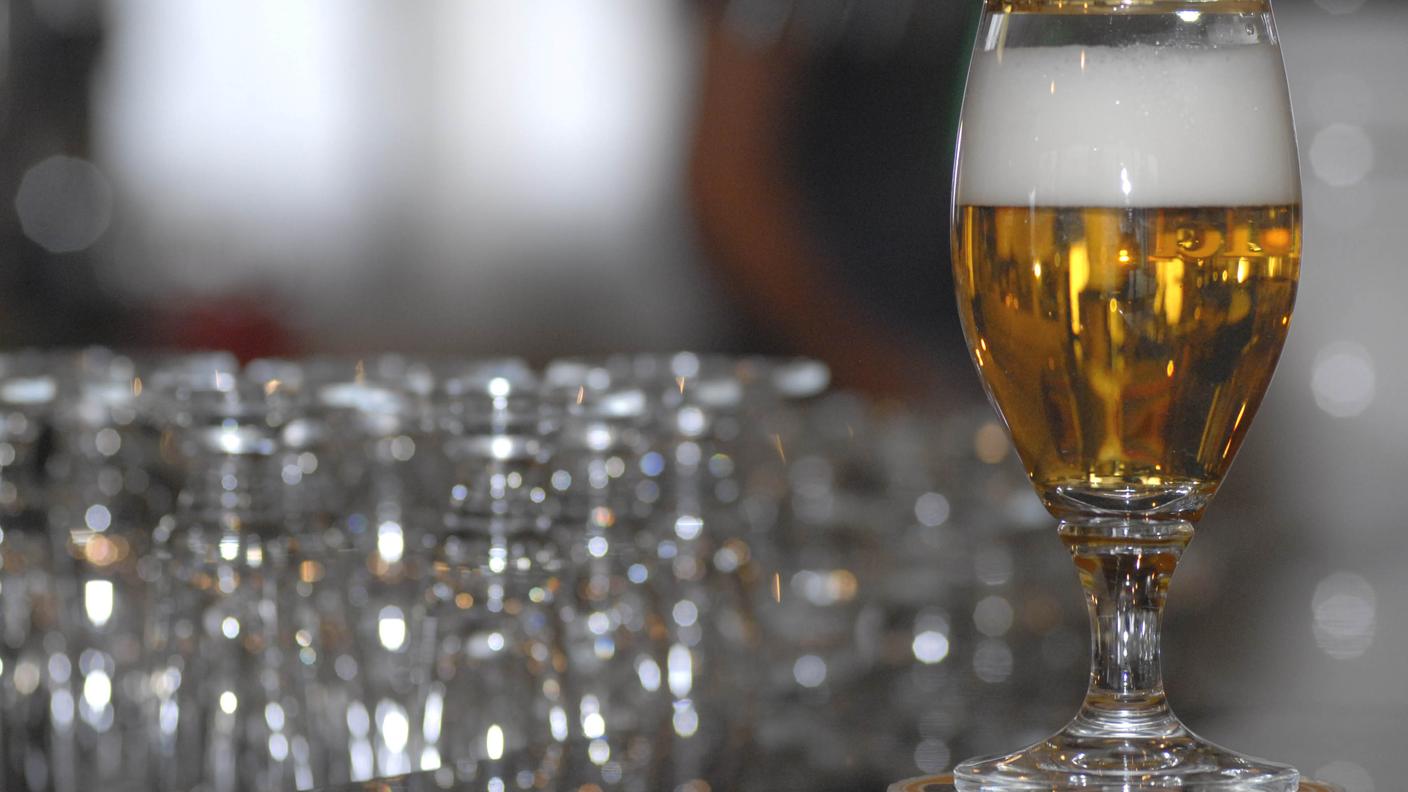 Nella foto, un bicchiere di birra sul bancone di un bar del Locarnese