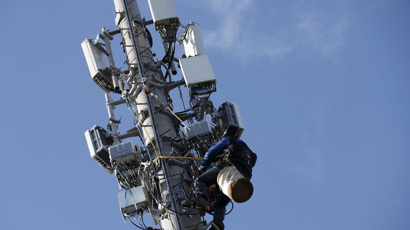 Un tecnico al lavoro su un'antenna