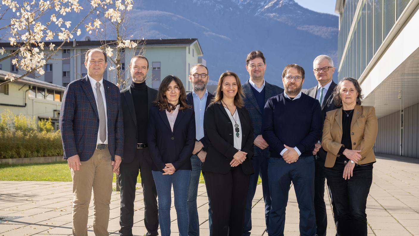Foto di gruppo per la presentazione del nuovo istituto
