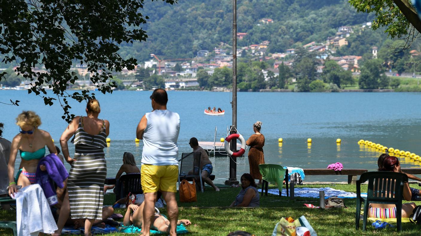 Una domenica da tutto esaurito anche al lido di Capolago dove i presenti possono essere al massimo 70 per il coronavirus 