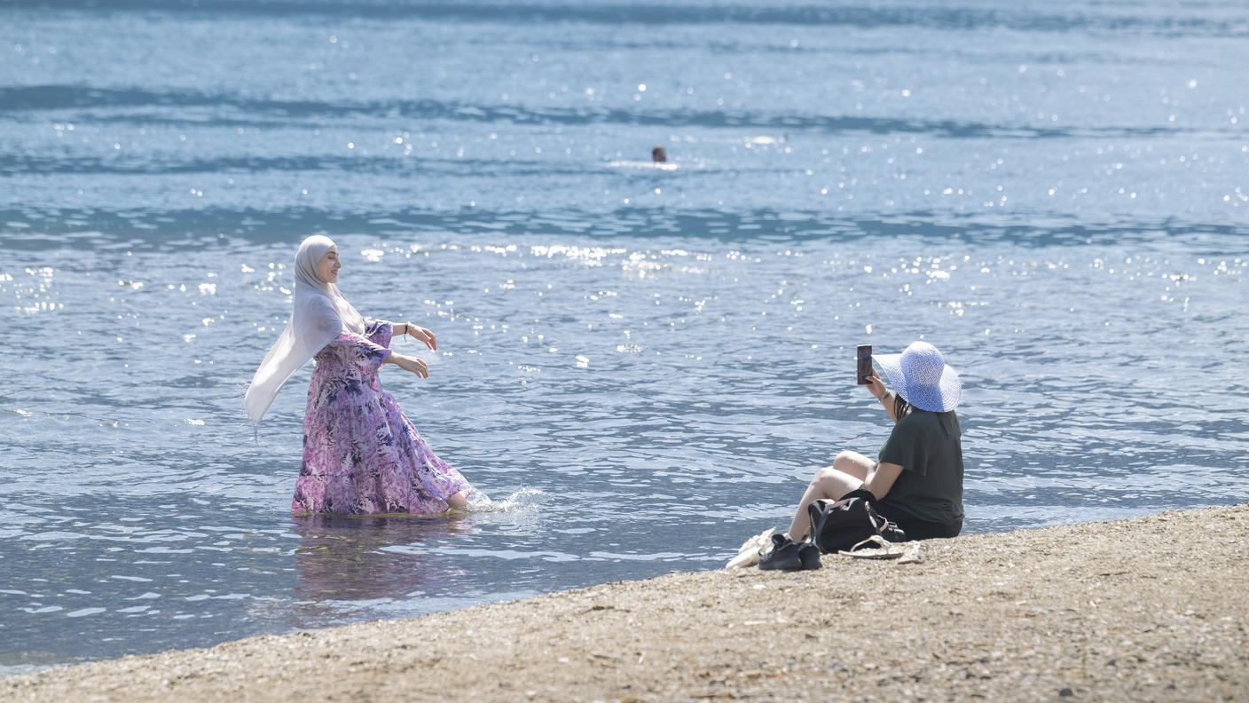 Alcuni turisti si scattano delle fotografie presso la foce del Cassarate a Lugano