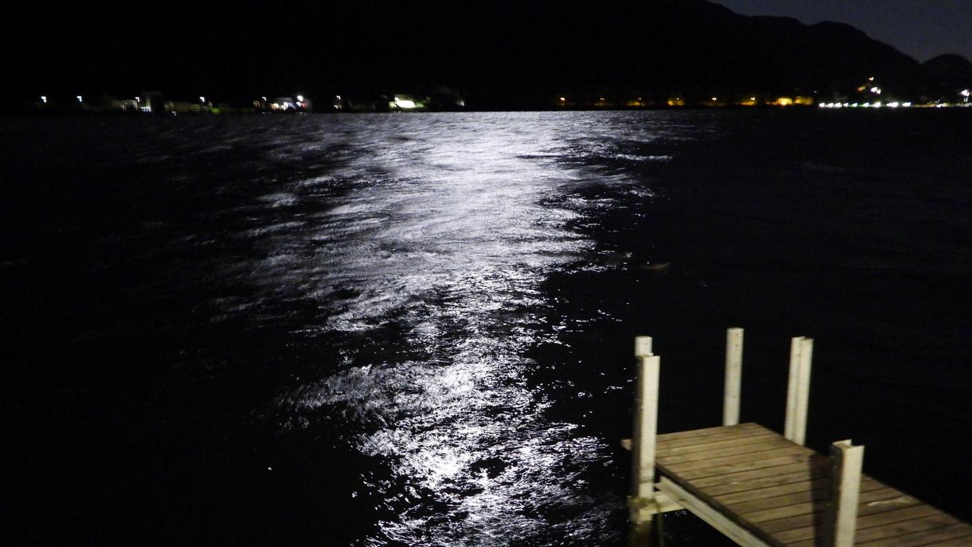 L'uomo si è tuffato nel lago di notte e non è più riemerso