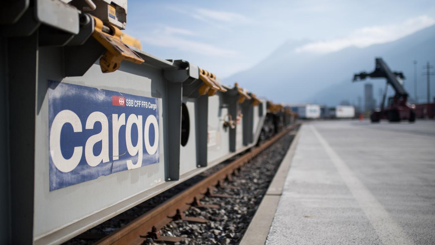 Un convoglio merci al terminale di Cadenazzo