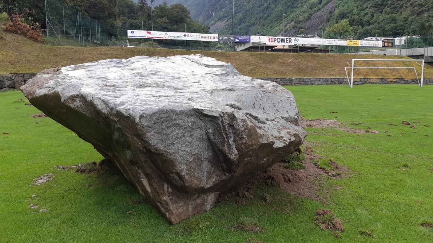 L'enorme masso caduto sul campo dei Casai a Brusio