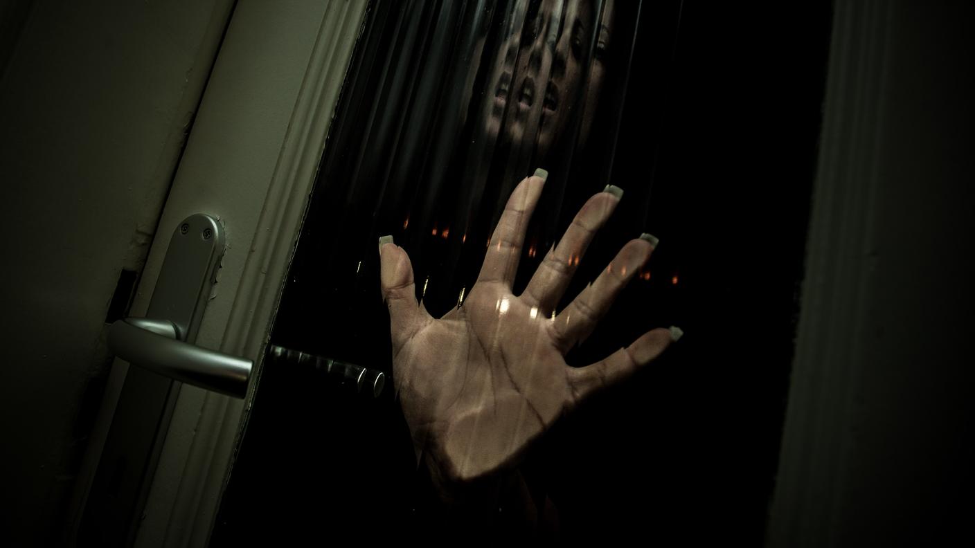 Chiedeva alla moglie di spezzare con i piedi delle sigarette accese